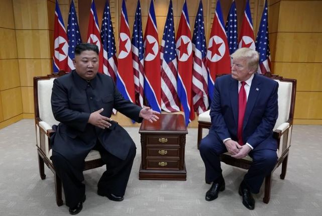 الرئيس الأمريكي دونالد ترامب والزعيم الكوري الشمالي كيم جونج أون (إلى اليسار) خلال لقاء في المنطقة منزوعة السلاح الفاصلة بين الكوريتين في كوريا الجنوبية يوم 30 يونيو حزيران. تصوير. كيفن لامارك - رويترز
